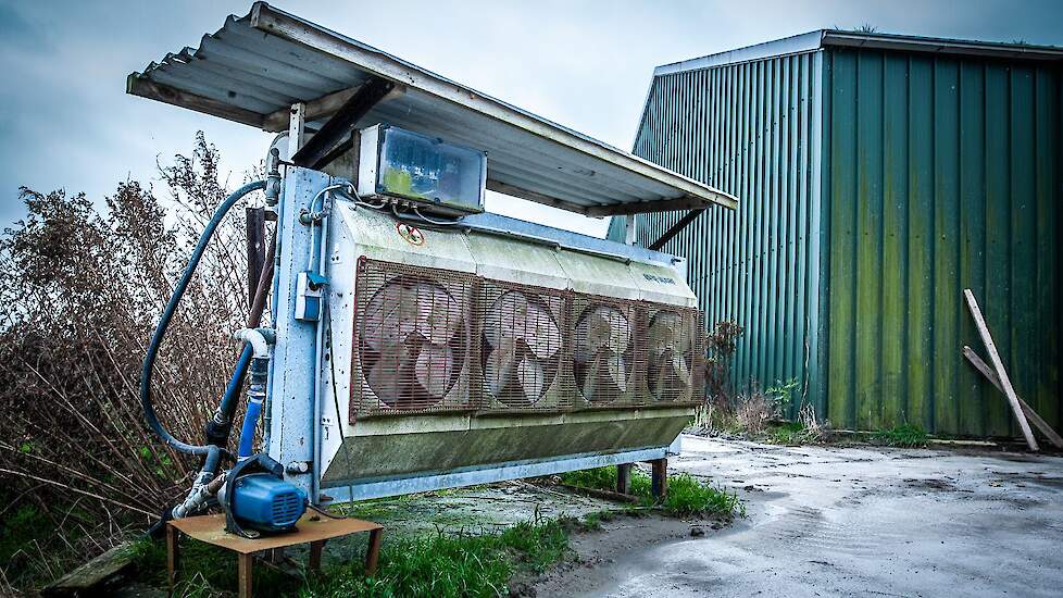 Vier ventilatoren koelen het water in de buffercontainer op de manier zoals een automotor ook wordt gekoeld.