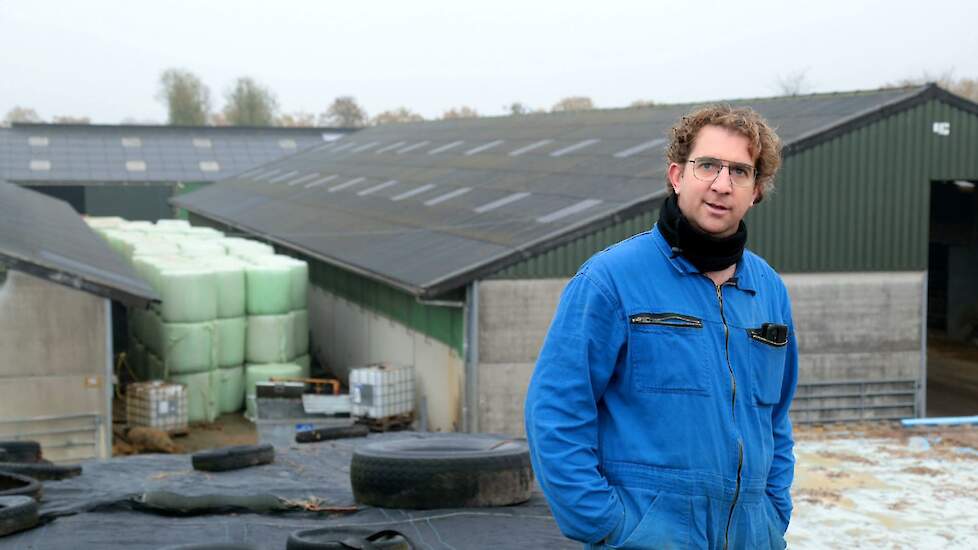 Frank Tillemans heeft een vergunning voor het plaatsen van zonnepanelen op zijn staldaken, maar loopt tegen een gebrekkige netcapaciteit aan.