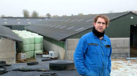 Frank Tillemans heeft een vergunning voor het plaatsen van zonnepanelen op zijn staldaken, maar loopt tegen een gebrekkige netcapaciteit aan.