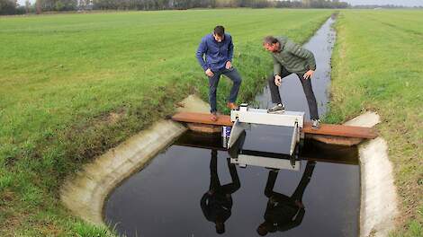 Rudi Addink (links) en Aarnt Jan Heilersig communiceren via een appgroep samen met collega’s en waterschap Rijn en IJssel over aanpassingen van het waterpeil. „Het is geven en nemen.”