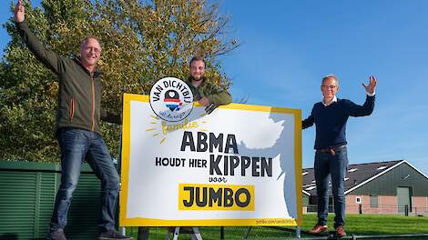 Cees van Vliet, COO van Jumbo plaatst het bord bij pluimveehouder Abma in Groningen. Zoon Jesse neemt binnenkort het bedrijf over van zijn vader Ruurd. De familie Abma gaat over van Nieuwe Standaard Kip naar 1 ster Beter Leven kip.