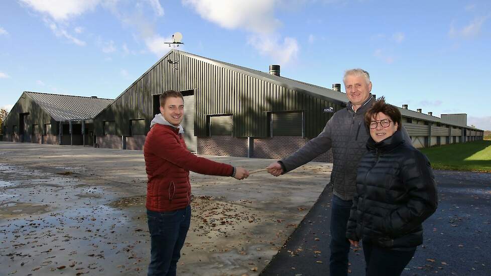 René Cobben (25) wil het kalkoenbedrijf binnen tien jaar overnemen van zijn ouders Dion en Mariëlle. Op de achtergrond hun beide nieuwe stallen uit 2016.