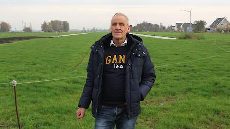 Melkveehouder Gert Hoogendoorn kreeg 1,7 miljoen euro geboden voor zijn melkveebedrijf in Gouderak. Krap de helft van wat zijn bedrijf, volgens een recente taxatie, waard is.