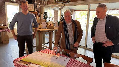 Foto van links naar rechts: Fons d’Haens, wethouder gemeente Bladel, lid programmaraad Verbindend Landschap. Jan Verhoeven, lid Dagelijks Bestuur Waterschap de Dommel, werkeenheid de Kempen, lid programmaraad Verbindend Landschap Godfried Hijl, voorzitter