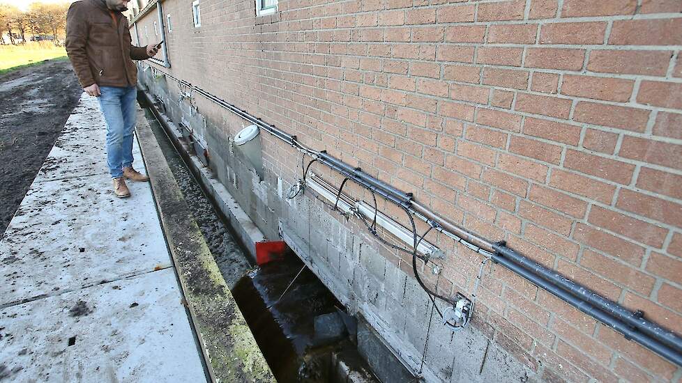 In de verdiepte goot naast de stal verzamelt het spoelwater van onder de roosters zich. De kleppen vroegen veel denkwerk. Ze moesten lucht- en waterdicht zijn en toch simpel te maken en te bedienen.