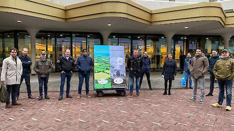 Marije Beens (Directeur Generaal Agro binnen LNV), Frank Kooyman (plaatsvervangend Directeur Agro binnen LNV) en  Jonathan van der Geer (politiek adviseur van Carola Schouten) gingen vandaag in gesprek met de boeren Herbert te Selle (GD), Stefan te Selle