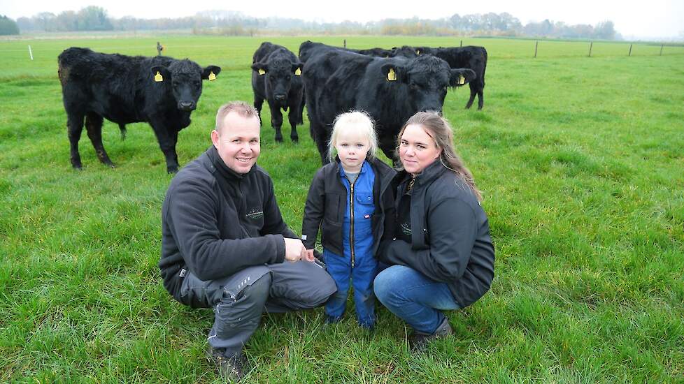 Pieter Brouwer en Melissa van der Vlugt met dochter Floor. Ze houden 29 Black Angus runderen, maar willen het aantal fors uitbreiden.