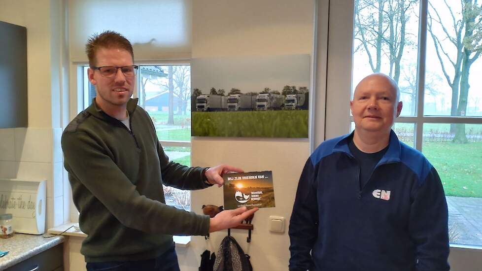 Bert van de Vegt (links) overhandigde het bordje aan Erik Nijsink.