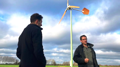 Melkveehouder Koen Spruit (rechts op de foto) geeft uitleg over de windmolen op zijn erf.