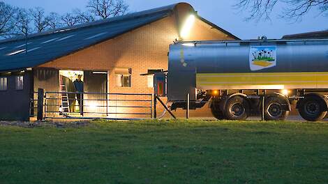 De melk wordt opgehaald bij een veehouder. De melkproductie ligt in Nederland momenteel procenten lager dan vorig jaar om deze tijd. Een krap melkaanbod stuwt wereldwijd de prijzen op.