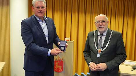 Martin van Collenburg (links) ontvangt de Wimke de Körver prijs uit handen van burgemeester Karel van Soest.