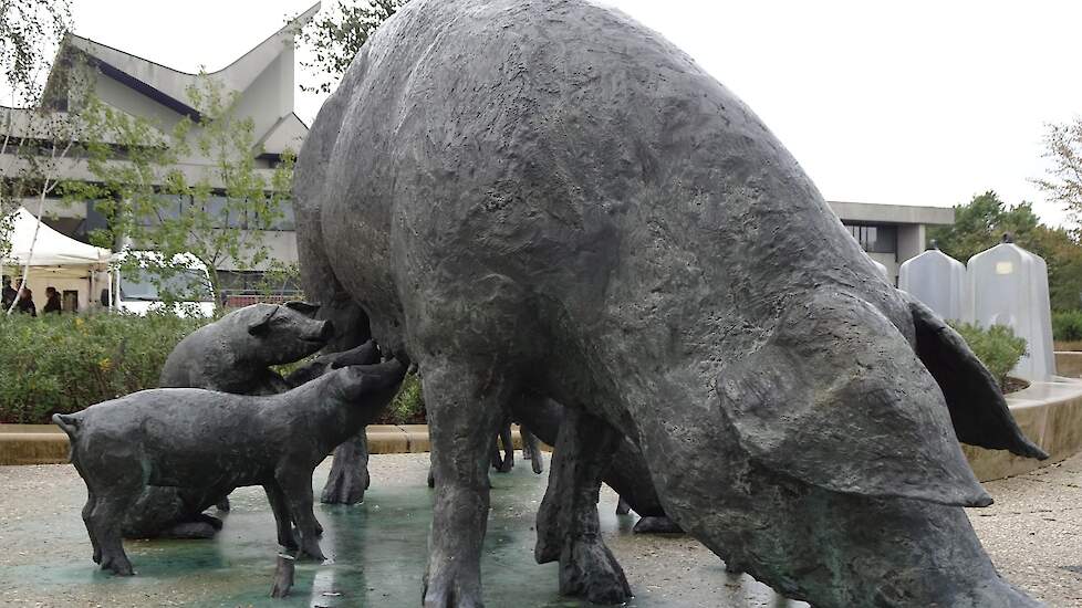 Sculptuur van een zeug met biggen voor het Provinciehuis in Brabant.