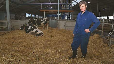 Melkveehouder Erik Hettinga is erg tevreden over het strohok voor droge koeien. „We hebben bij in totaal twintig van de ruim 200 afkalvingen moeten helpen, de rest heeft zelf afgekalfd.”