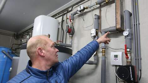 Melkveehouder Albert Hulst heeft geen gasaansluiting. Zijn huis verwarmt hij met warmte van de verse melk.