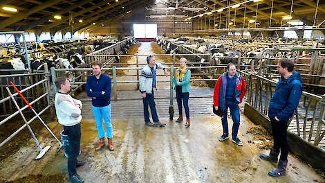 Over het nieuwe veenweidelandgoed It Akkrumer Deel wordt in kleine kring al volop gepraat. Van links naar rechts Albert van Zadelhoff van het inmiddels opgeheven Inspiratieteam Toekomst Veenweide (ITV), provinciaal ambtenaar Arjen Brouwer melkveehouder Sj