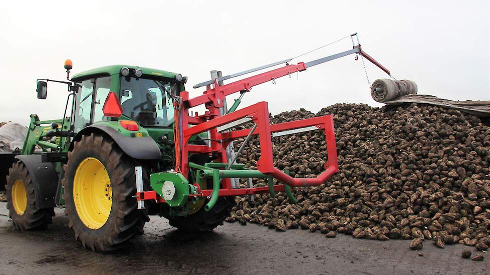 Vanuit de trekker rol je het kleed over een bietenhoop. Vrijwel elke trekker is hiervoor geschikt en er kleven louter voordelen aan de machine die drie akkerbouwers samen kochten.