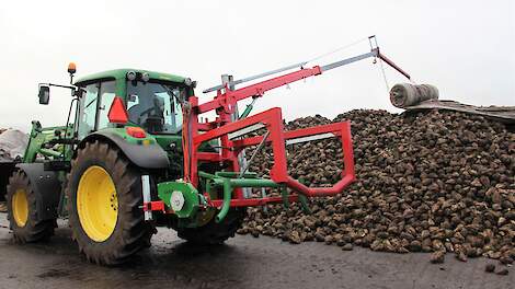 Vanuit de trekker rol je het kleed over een bietenhoop. Vrijwel elke trekker is hiervoor geschikt en er kleven louter voordelen aan de machine die drie akkerbouwers samen kochten.