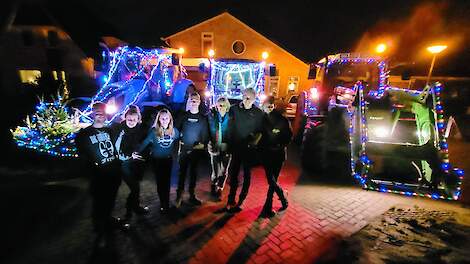 Drie vrolijk verlichte trekkers in Akkrum (FR) met van links naar rechts  Douwe Miedema, Minke Zijlstra, Sanne Zijlstra, Rein Zijlstra , ‘tante’ Klaske Bottema, Rik Bottema en Tjitze Miedema.