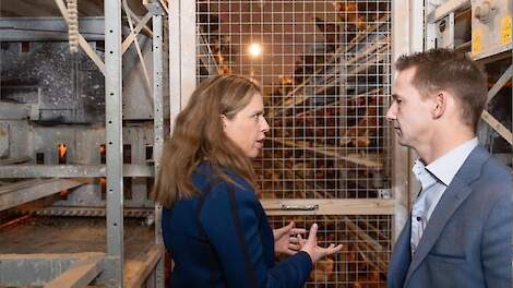 Martijn van Veldhuizen in gesprek met demissionair landbouwminister Carola Schouten. Schouten bezocht zijn bedrijf in Lunteren begin 2019 in het kader van een bezoek aan de Foodvalley-regio.