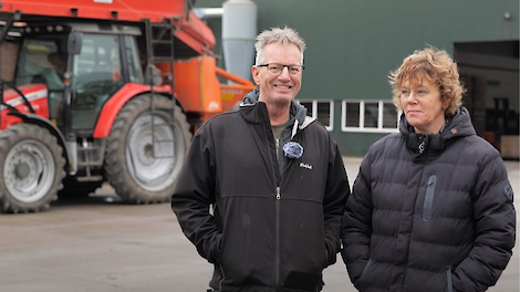 John en Johanna Huiberts op hun akkerbouwbedrijf.