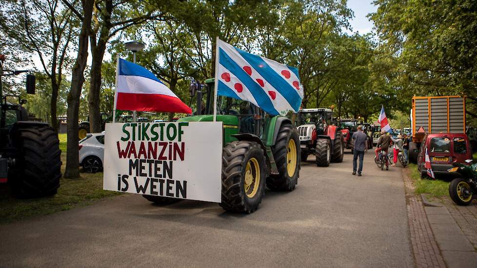 Het provinciehuis in Assen kreeg maandagochtend, net als in juli vorig jaar, te maken met trekkers van protesterende boeren.