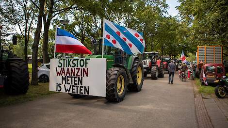 Het provinciehuis in Assen kreeg maandagochtend, net als in juli vorig jaar, te maken met trekkers van protesterende boeren.