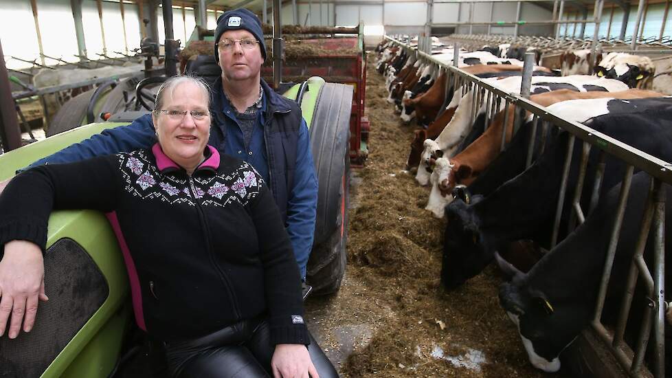 Martinus Tepper en Karin van Tol in de nieuwe melkveestal die vorig jaar werd opgeleverd.