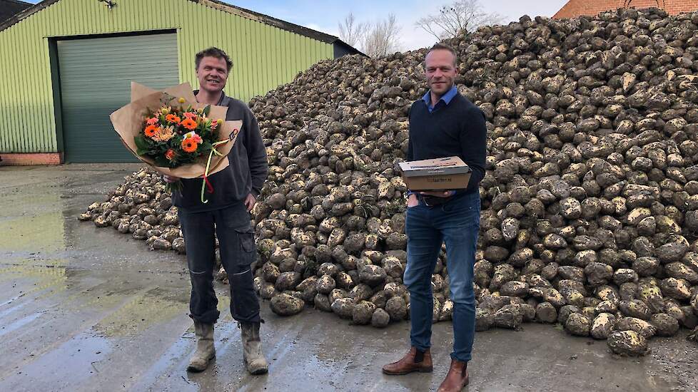 Projectleider duurzaamheid LTO-Noord Tjeerd Hoekstra (rechts) feliciteert akkerbouwer Derk Gesink (links) met zijn deelname aan subsidieregeling ‘Uitvoeringsstimulans ten behoeve van de water- en bodemkwaliteit’.