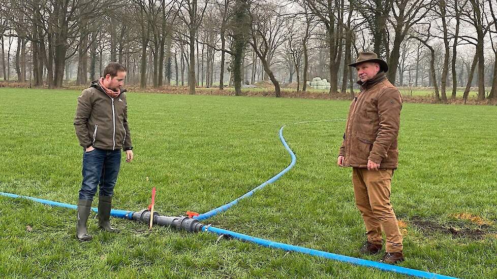 Waterschapsbestuurder Peter Schrijver (rechts) en boer Jelmer Zielhorst bij het bevloeiingssysteem in 't Klooster.