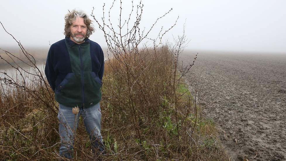 Akkerbouwer Jos Heermans vindt het moeilijk om meerjarige akkerranden niet te laten vergrassen.