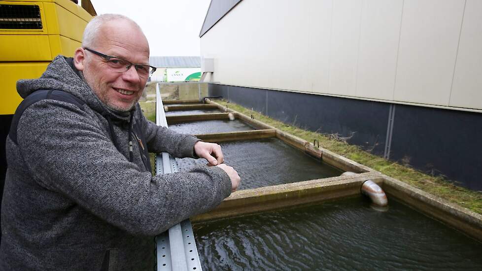 Jan Ham bij het bassin dat gaat dienen als opvang voor lekwater voor een nieuwe voorziening op zijn erf: „Het portaal sluit aan bij de opgave die we als agrarische sector hebben.”