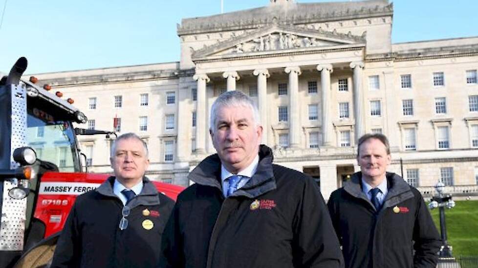 Leden van de Ulster Farmers' Union, voorzitter Victor Chestnutt voorop, tijdens de demonstratie voor de parlementsgebouwen.