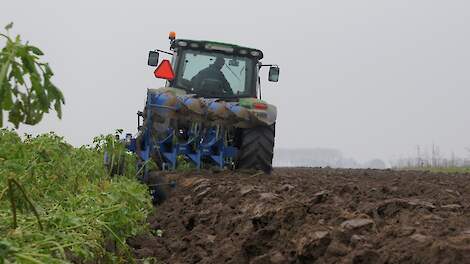 Groenbemester ploegen