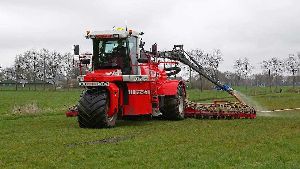 Bemesten met een sleepslang is een klus waar boeren vaak de loonwerker voor inschakelen.