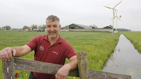 Wijnand Treure uit Streefkerk heeft sinds 2019 twee kleine windmolens op zijn erf. De molens schieten in gemeente Molenlanden als paddenstoelen uit de grond, zegt de melkveehouder.