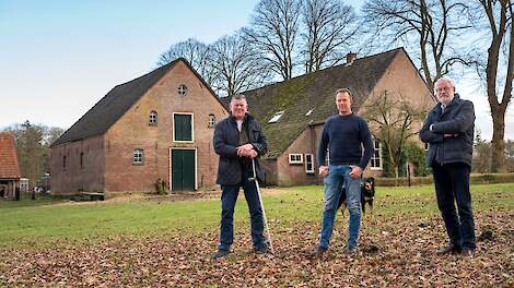 Freek Bruntink, Arthur van Roekel en Henny Roelofsen maken zich zorgen over de toekomst van hun bedrijven. Op de achtergrond het akkerbouwbedrijf van Bruntink en zijn hond Max.
