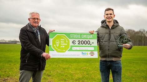 Thijs Brooijmans, winnaar van de eerste Adri den Dekker Prijs 2022, krijgt uit handen van Adri den Dekker naast de Award, een studiecheque van €2000.
