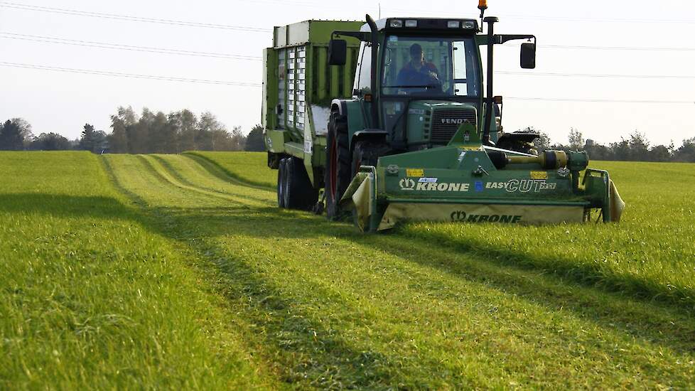 Machines voor (zomer)stalvoedering zijn niet meer iets ‘voor erbij’. Het is serieuze business met prima mogelijkheden om gras vers en smakelijk voor de koeien te krijgen.