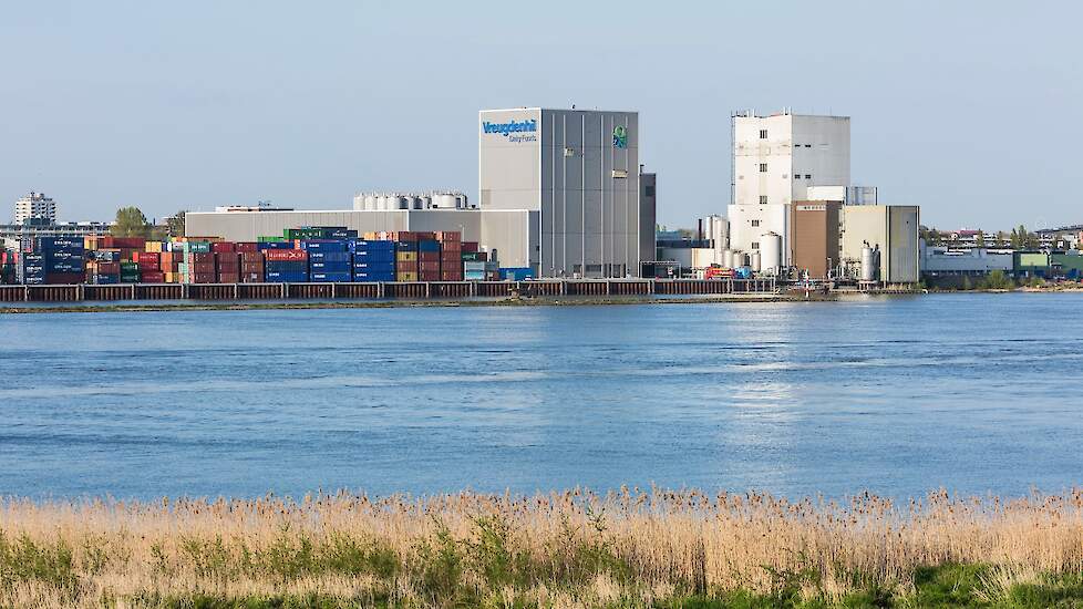 Vreugdenhil heeft productielocaties in Barneveld, Scharsterbrug en Gorinchem. Het hoofdkantoor staat in Nijkerk. Op de foto de melkpoederfabriek in Gorinchem.