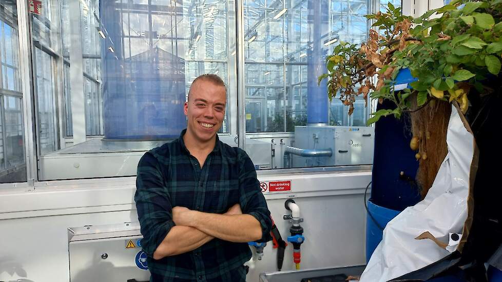 Masterstudent Emiel Smits doet onderzoek naar het telen van aardappelen op aeroponics.