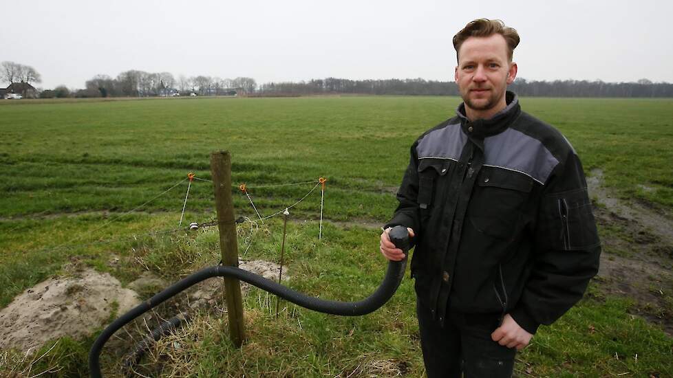 Melkveehouder Stan Bosman laat zien waar hij de druk meet van de buitenlucht en mestgassen die in de buizen van de drainage worden gepompt.