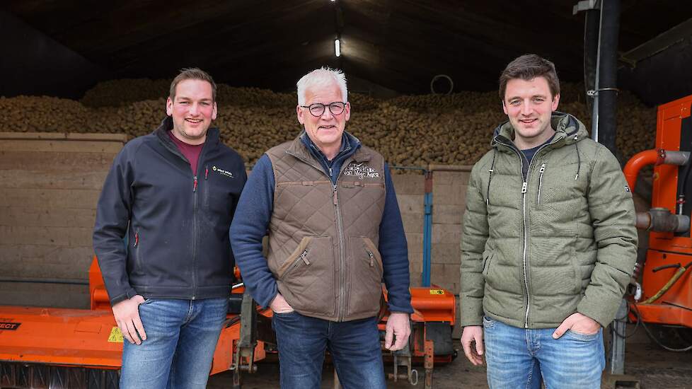 Vader Joris van Meer samen met zijn zoons Jelmer(l) en Jasper(r), die samen de pachtboerderij draaiende houden.