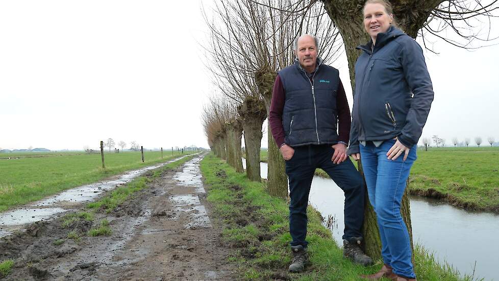 Jan Aantjes samen met zijn dochter Leanne. Om zijn biodiversiteitsdoel te halen gebruikt hij kruiden om zijn grond aantrekkelijk te maken voor de weidevogels.