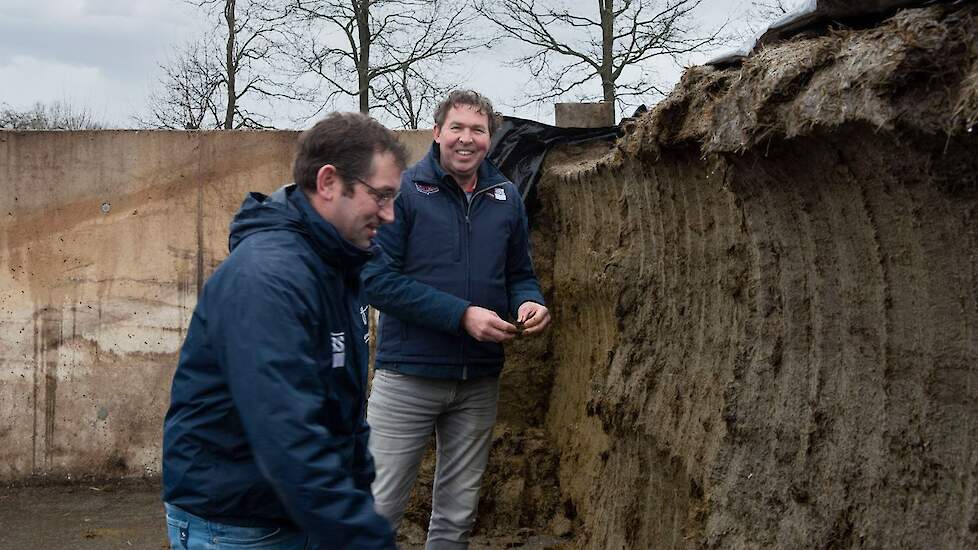 Rundveespecialist Bart Luyckx en melkveehouderij Twan van de Laar bij de graskuil.