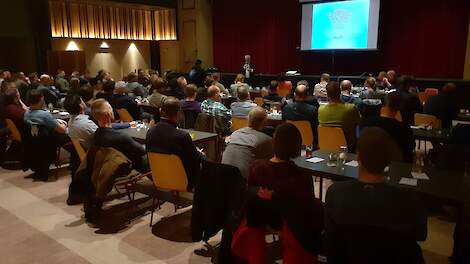 Een volle zaal tijdens de eerste ledenvergadering van FDF.