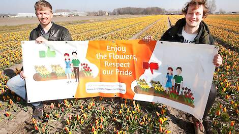 Bollenkwekers Mark Hulsebosch (l) en Allan Visser delen banners rond onder collega's