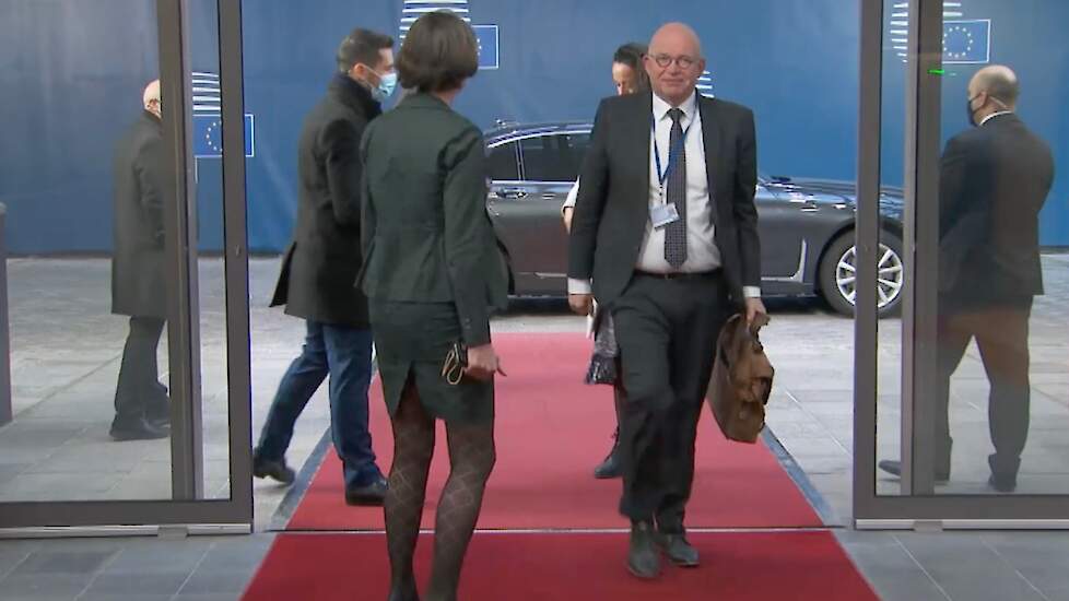 Minister Staghouwer komt binnen bij het Justus Lipsius-gebouw, waar de Landbouwraad vergadert.