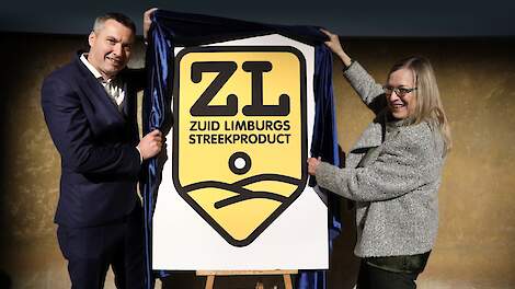 Lia Roefs (rechts) presenteert het logo van de stichting en het label.