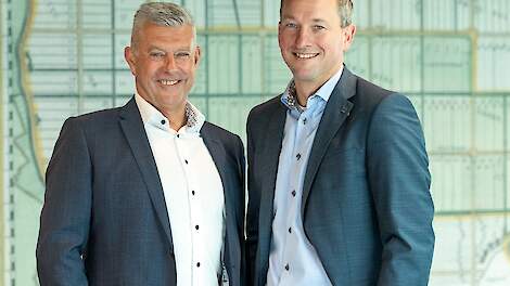 Directeur Wim Betten (links) en de nieuwe voorzitter Gerben van Diepen van CONO Kaasmakers.
