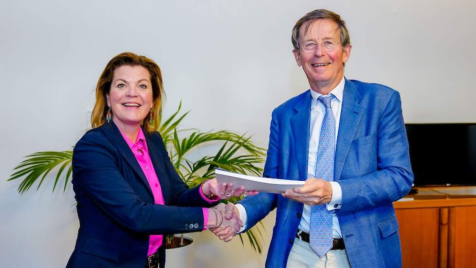 Minister voor Natuur en Stikstof, Cristianne van der Wal, ontvangt het advies 'Natuurinclusief Nederland' uit handen van de voorzitter van de Rli, Jan Jaap de Graeff.